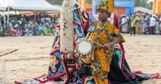 Spectacle des Egungun aux Vodun days 2025