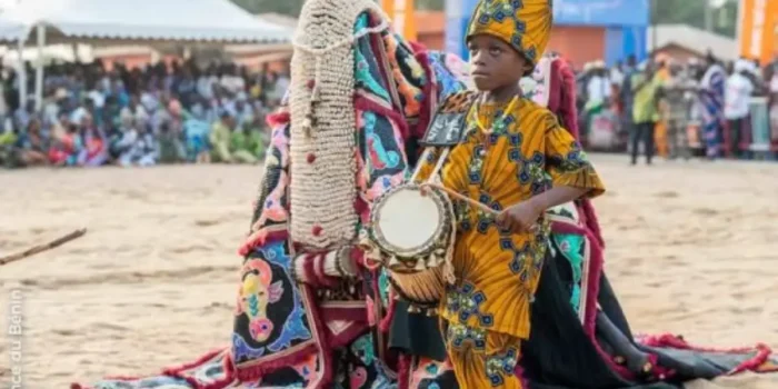 Spectacle des Egungun aux Vodun days 2025