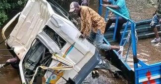 Accident : un camion plonge dans le fleuve Douihi et fait 01 mort