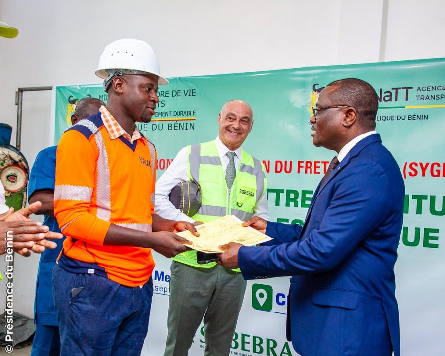 remise symbolique des premières Lettres de voiture électronique internationale à des conducteurs de camions