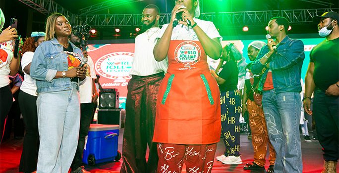 Hilda Baci lors de la cuisson du plus grand pot de Riz Jollof