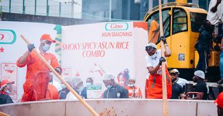 Hilda Baci lors de la cuisson du plus grand pot de Riz Jollof