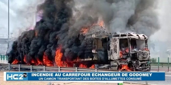 Camion transportant des allumettes consumé à l'échangeur de Godomey